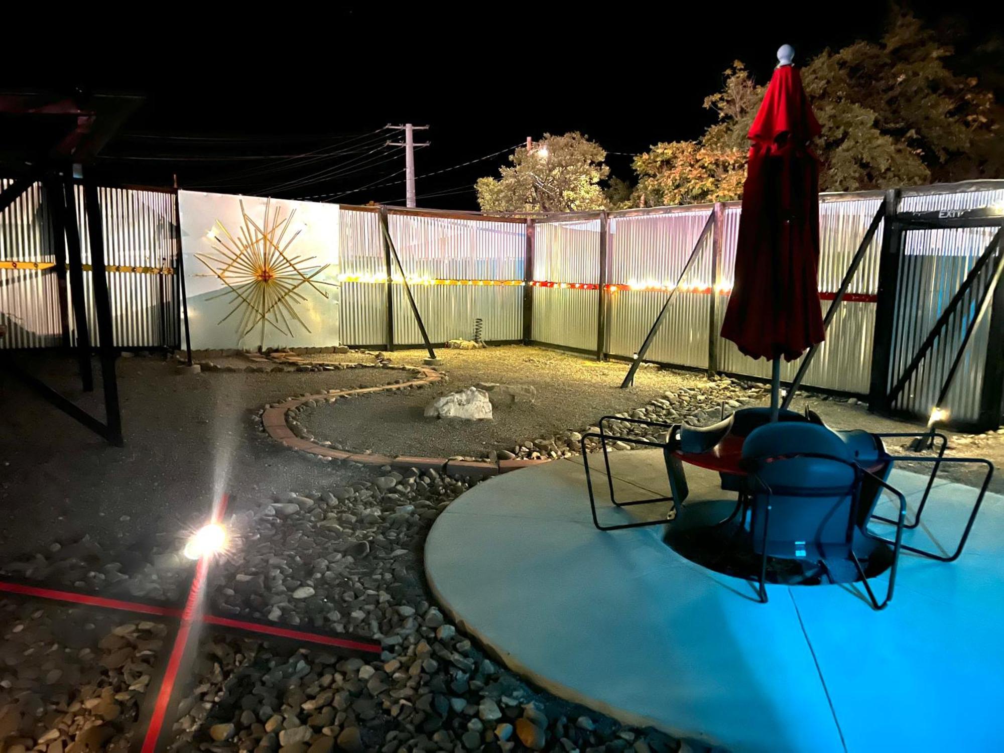 Space Castle: A 1950S Gas Station Transformed Into An Art Themed Wonderland 特鲁斯奥康西昆西斯 外观 照片