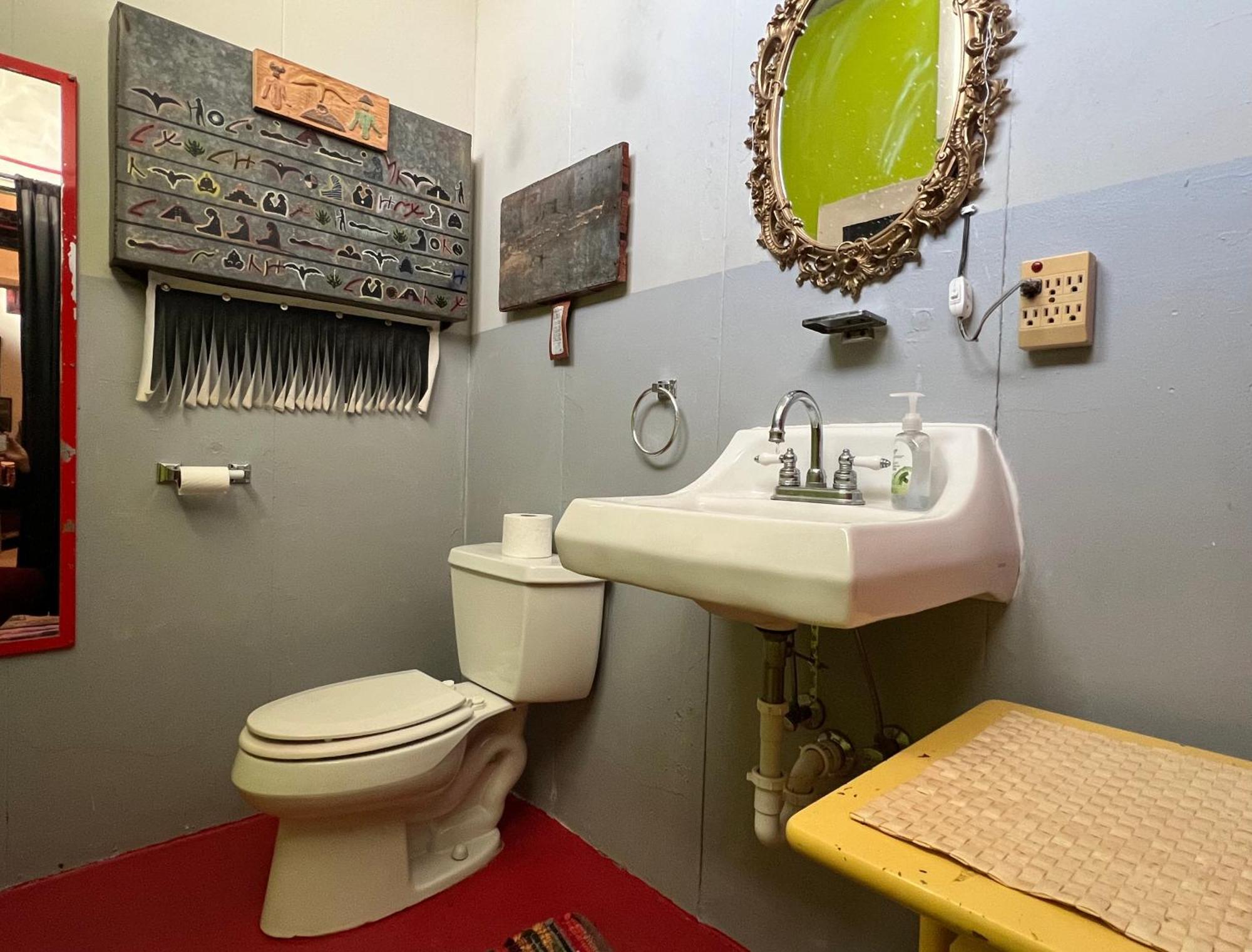 Space Castle: A 1950S Gas Station Transformed Into An Art Themed Wonderland 特鲁斯奥康西昆西斯 外观 照片