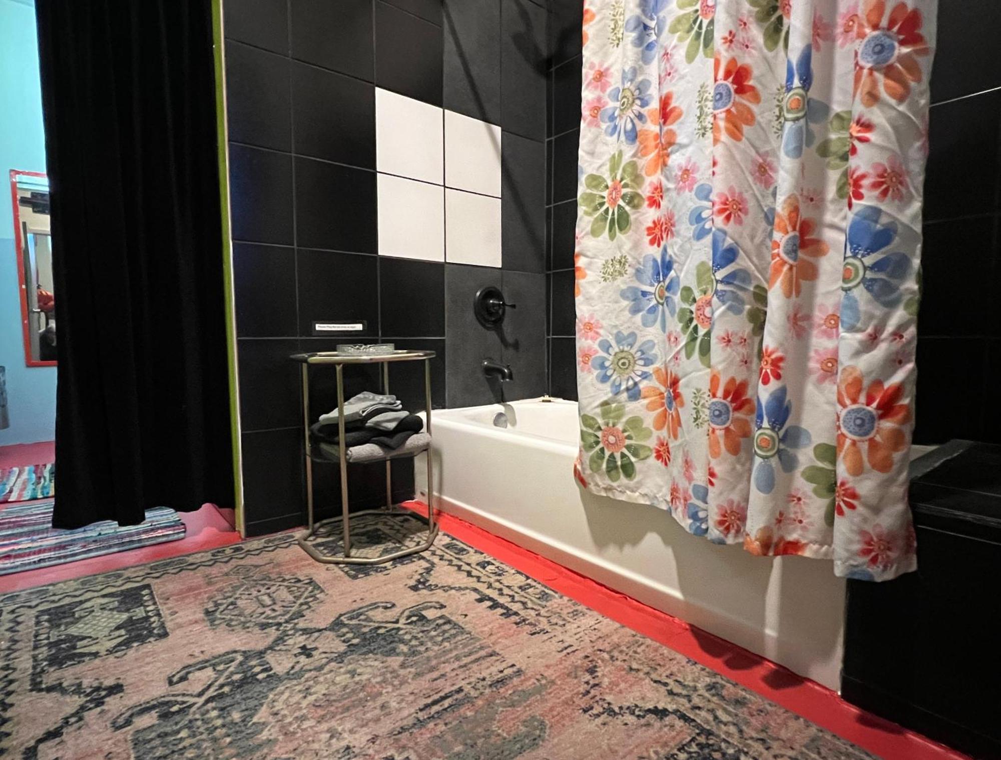 Space Castle: A 1950S Gas Station Transformed Into An Art Themed Wonderland 特鲁斯奥康西昆西斯 外观 照片